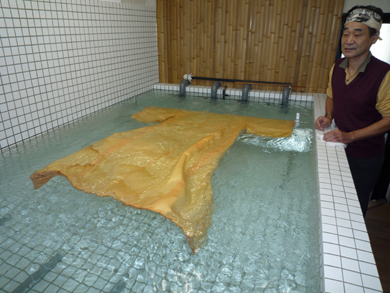 (仕立てたまま)特殊な水槽で水洗いをしてる作業風景 (仕立てたまま)特殊な水槽で水洗いをしてる作業風景