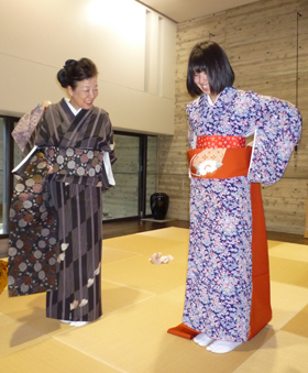 若いお嬢さんも個別指導の着付け教室にご参加されてます。 若いお嬢さんも個別指導の着付け教室にご参加されてます。